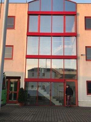 Treppenhaus verglast mit autom. Sonnenschutz