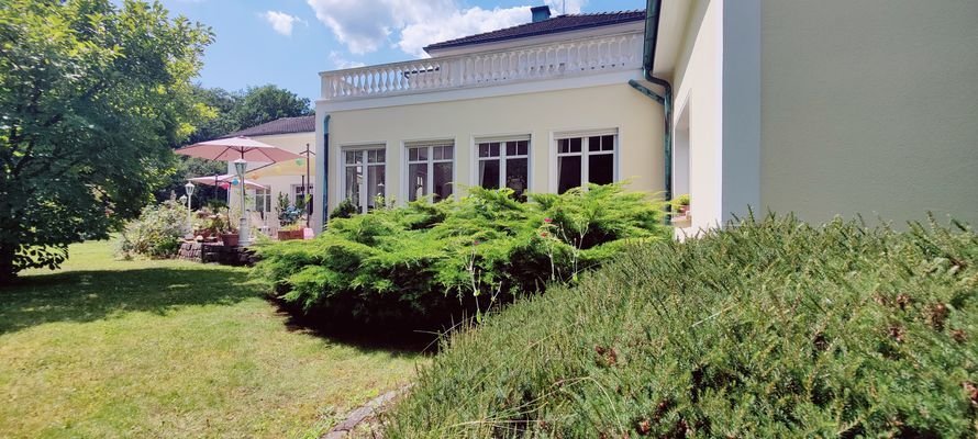 Blick vom Garten zum Haus, Terrasse