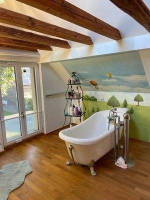 Lichtdurchflutetes Badezimmer 