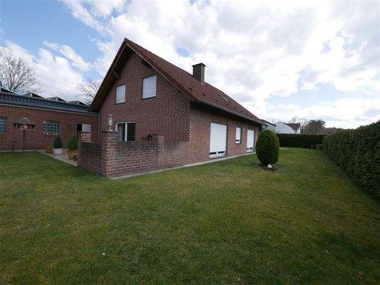 Hausansicht mit Garten