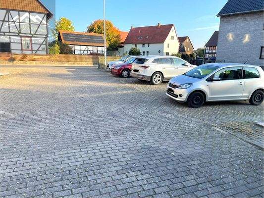 Großer Hof mit diversen KFZ-Stellplätzen