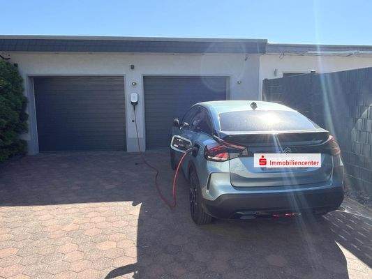Die große Doppelgarage samt Wallbox
