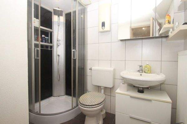 Das moderne Duschbad mit ...