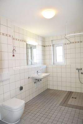 Modernes, barrierefreies Badezimmer