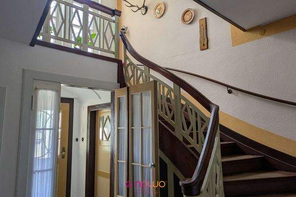 Eingangshalle mit Treppenhaus