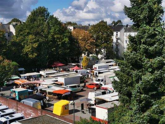 Samstags ist direkt nebenan Wochenmarkt