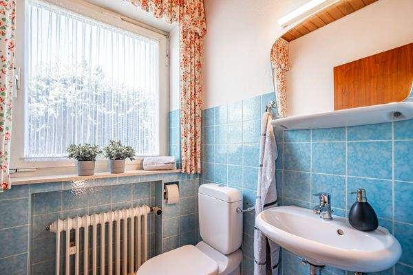 Das WC befindet sich in einem separatem Raum.