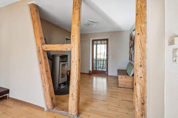 Flur mit Zugang zum Balkon