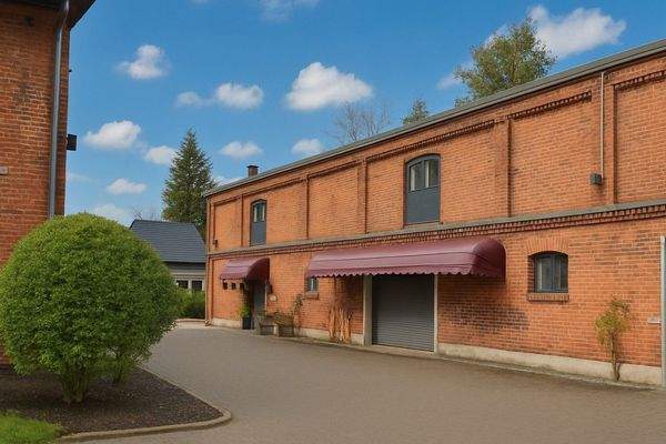 Halle 2 Längsseite Eingang mit Rolltor-Sicht.jpg