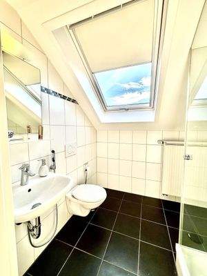 Badezimmer mit Dusche 3 im DG