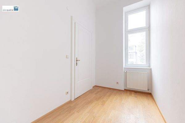 Kabinett (von Küche aus begehbar)