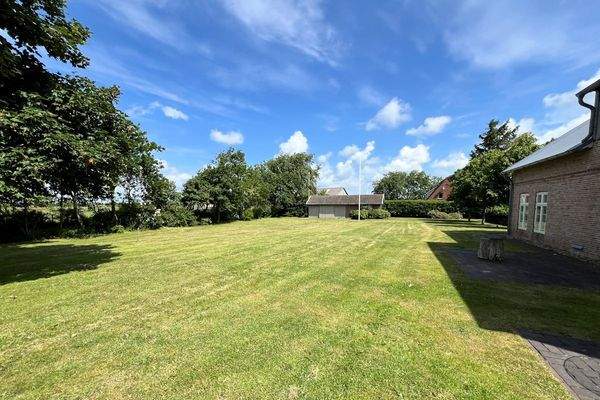 Großzügiges Grundstück