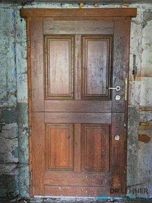 Eine alte Haustür