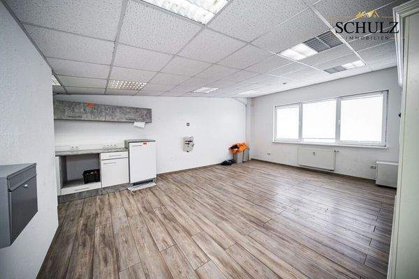 Heller Arbeitsbereich mit strukturierter Büroorganisation