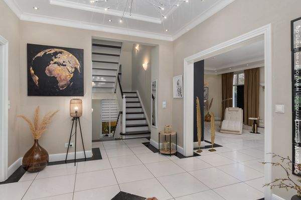 Eingangsdiele (22,68m²) mit Blick auf die Treppenanlage und ... 