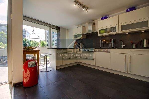 offene Küche mit Glasfront