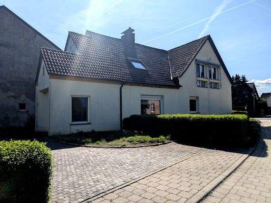 Seitliche _Außenansicht mit hinterer Einfahrt