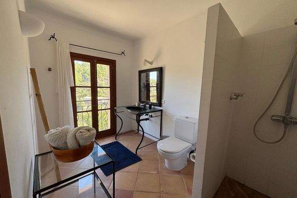 Badezimmer mit Dusche