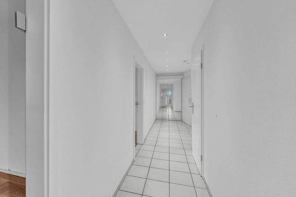 Flur mit großer Spiegel-Schiebetür zum Abstellraum