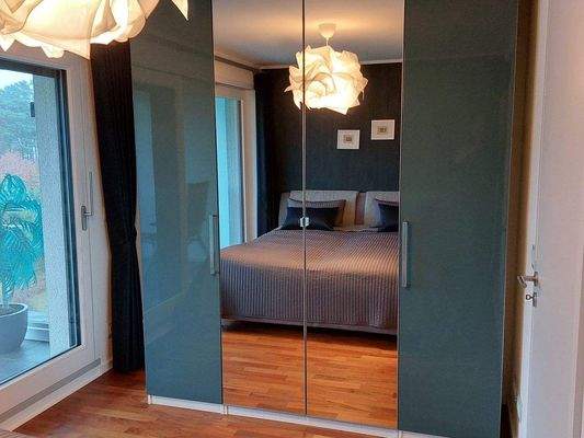 Schlafzimmer 1 mit Zugang zum Balkon