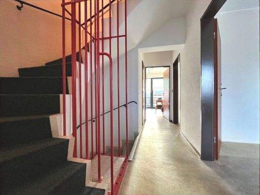 Gradlinig verbindet der Flur die Räume im Obergeschoss