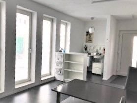 Schöne, helle Fensterfronten