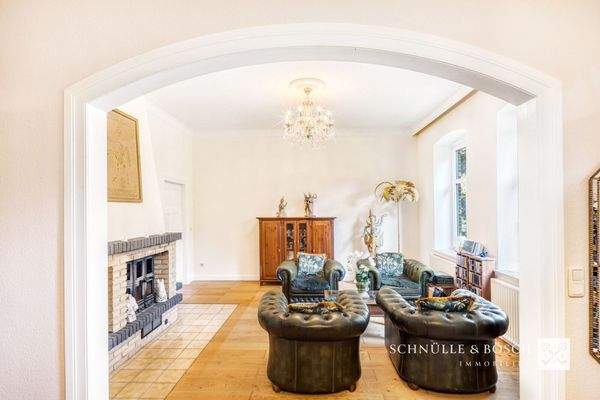 Ein Wohnzimmer mit Kamin