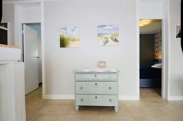 Blick in flur und schlafzimmer