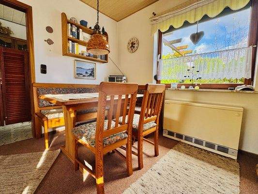 Essbereich mit Blick in den Garten