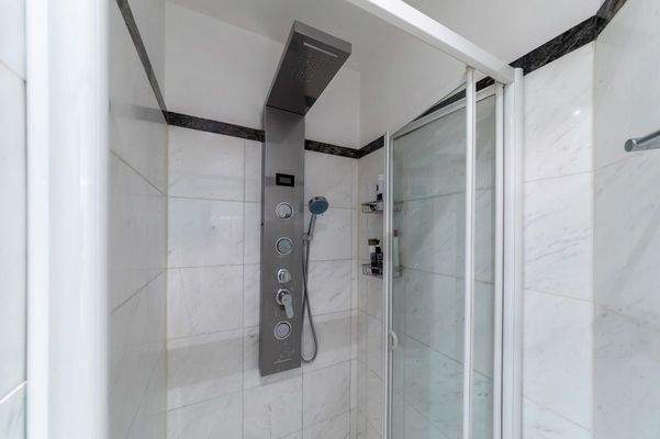 Mit Wellness Dusche 1. Ebene