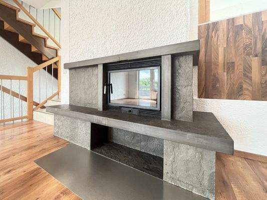 Schöner Kamin im Wohnzimmer