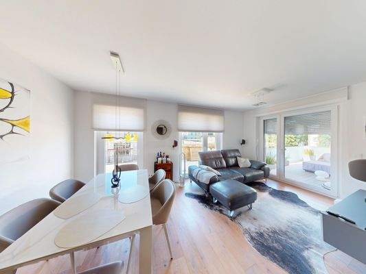 Blick zum Wohnbereich mit Zugang zum Balkon