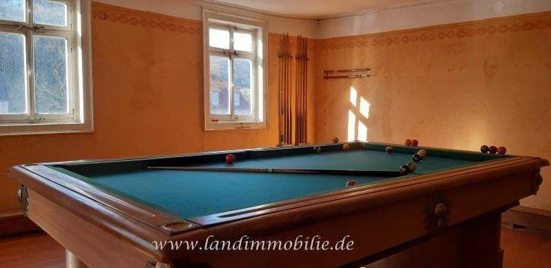 im Saal im ersten Stock