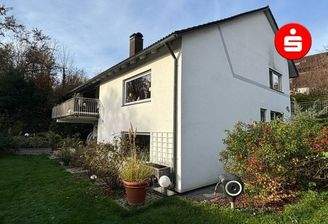 Hausansicht mit Garten