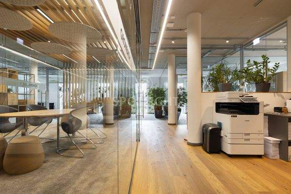 Blick in Büroräume mit verglastem Besprechungsraum