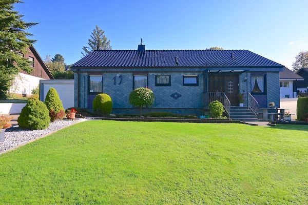 Bungalow mit Garten und Garage