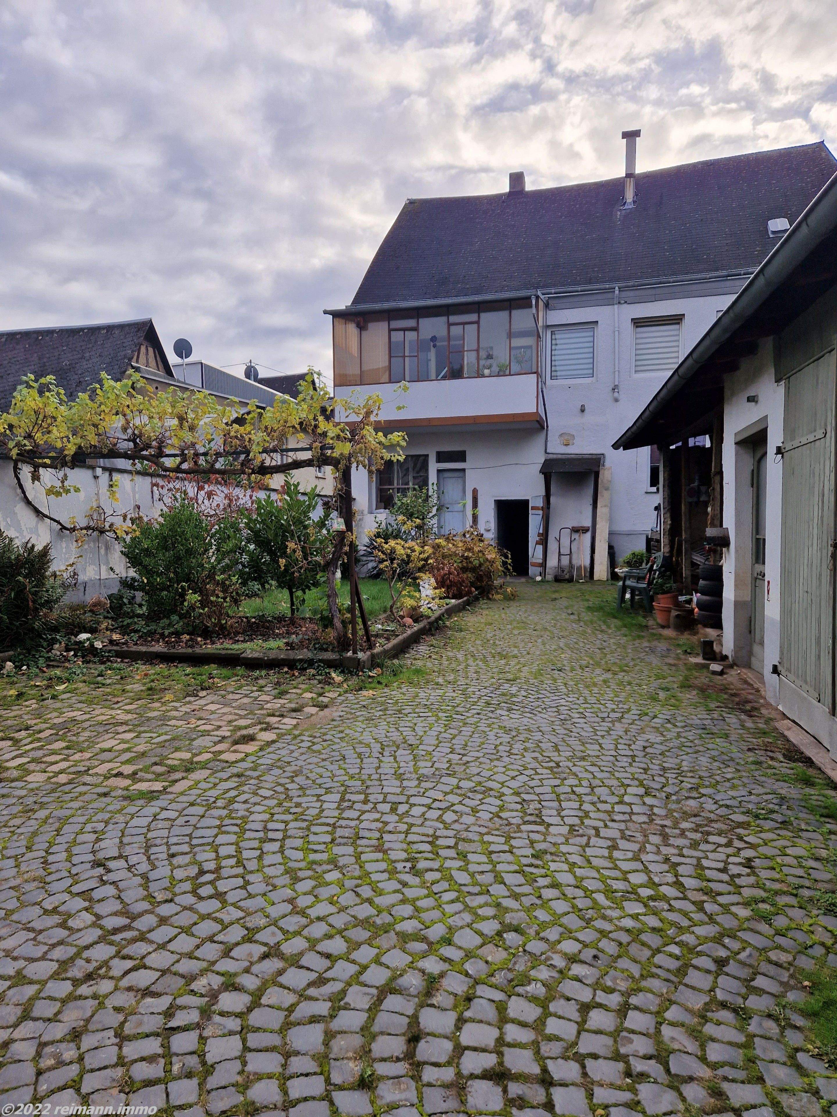 Mehrfamilienhaus mit Ladenlokal, Garagen und Garten zentral in Koblenz