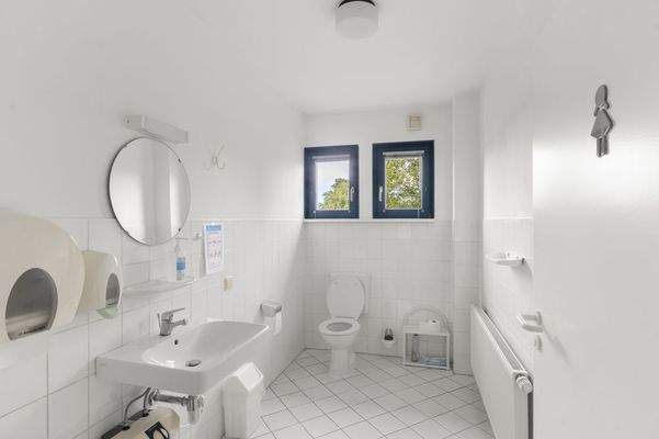 Damen-WC im östlichen Bürotrakt