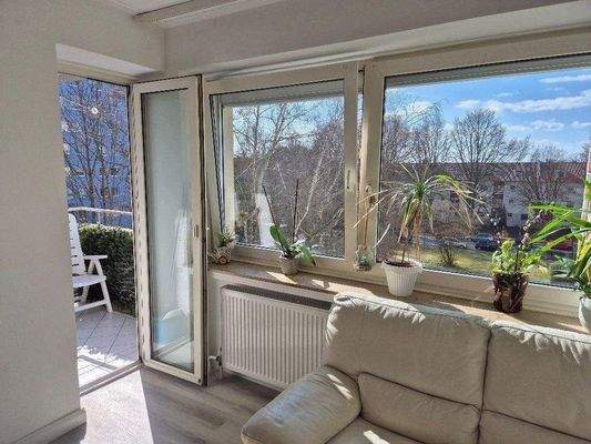 Wohnzimmer; große Fensterflächen