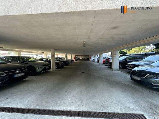 Tiefgarage mit Autos