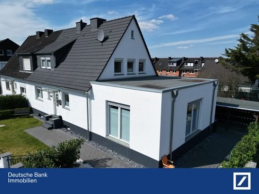 Hausansicht mit Anbau