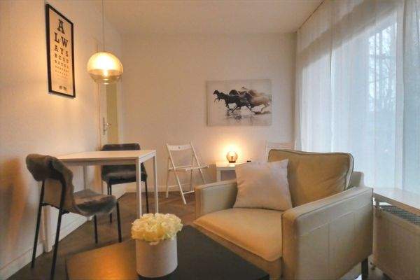 verfügt über diverse Sitz- und Arbeitsmöglichkeiten