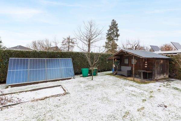 Solaranlage und Laube
