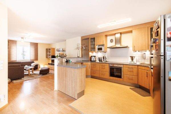 Küche mit Blick ins Wohnzimmer