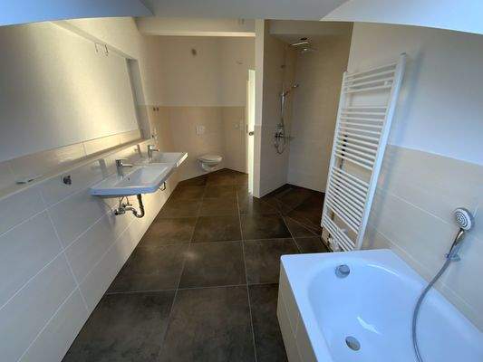 ...mit Walk-In Dusche