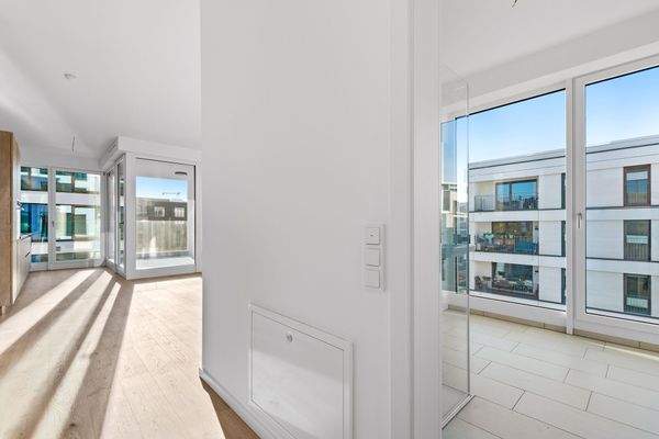 Blick ins Bad und im Wohnzimmer