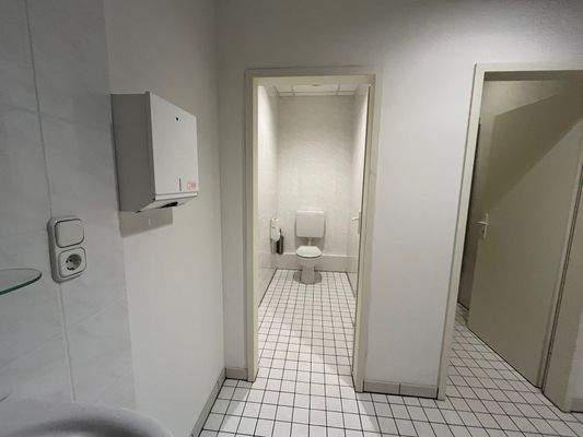 Sanitärbereich, eh. Lager, Fitnesshalle