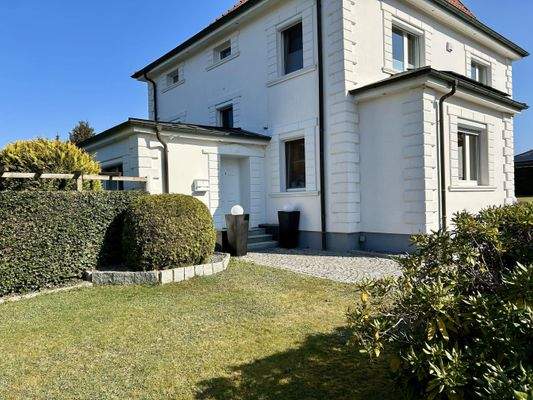 Vordere Seitenansicht des Hauses