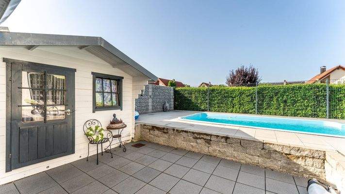 Pool + Gartenhaus