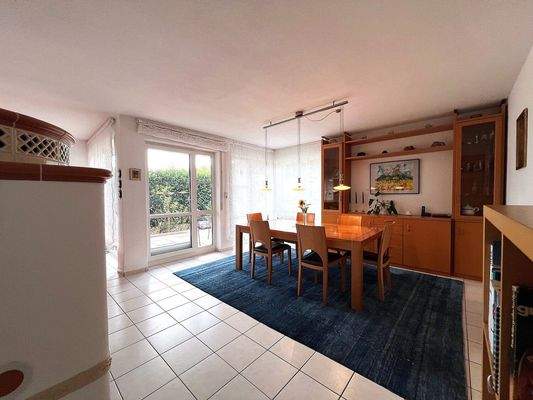 Esszimmer mit Zugang auf die Terrasse
